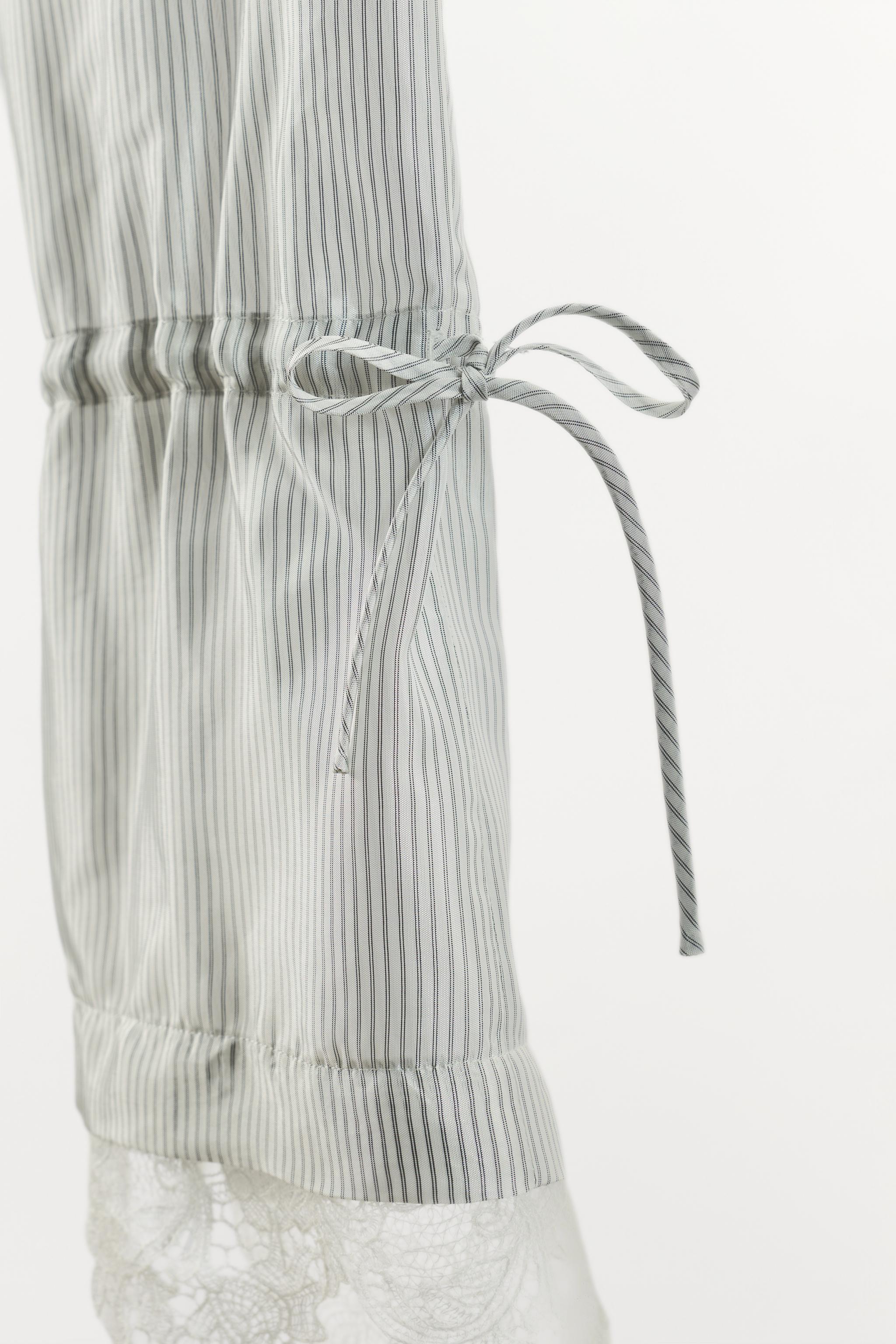 STRIPED LACE CAPRI PANTS